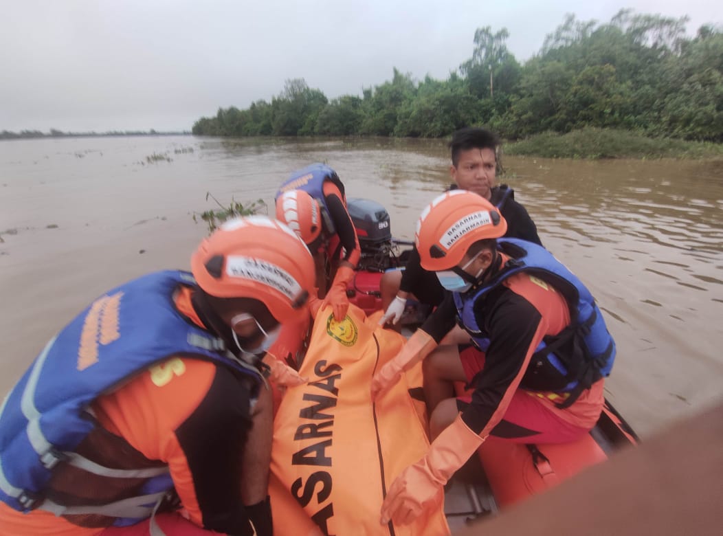 Korban Tabrakan antara LCT INTAN PUSAKA JAYA 23 dengan kelotok di sungai barito Marabahan, kabupaten barito kuala Prov KALSEL. Akhirnya Ditemukan