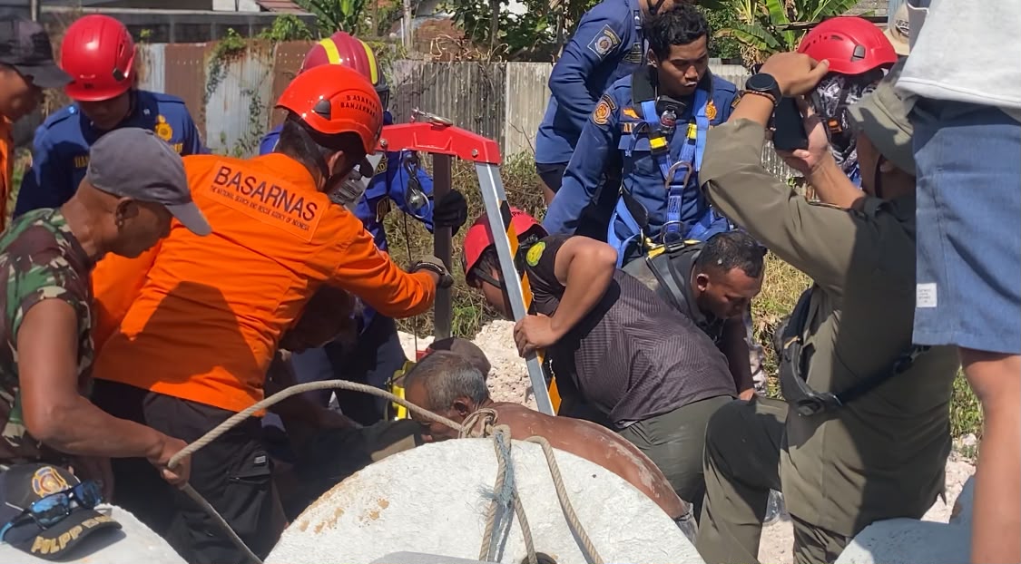 TERJEPIT DI GORONG-GORONG DALAM SUMUR, PRIA 53 TAHUN BERHASIL DIEVAKUASI TIM SAR DALAM KONDISI SELAMAT